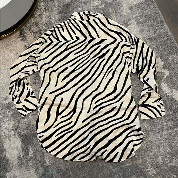 Like new H&M cream and black zebra print silky feel button down oversized fit - Picture 4 of 5